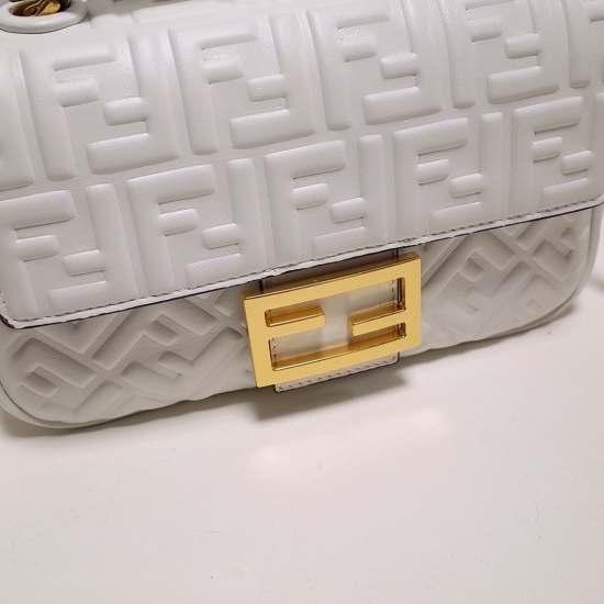2024/03/07 p1080 [FENDI Fendi] New Iconic Baguette chain handbag, made of imported Nappa soft leather material, decorated with 3D texture FF pattern. Decorated with FF buckles. Featuring a front flip, magnetic buckle, lined internal compartment, zippered 