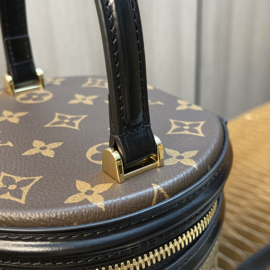 20231125 internal price P560 top-level original order [exclusive background] The M43986 Yellow Flower VANITY handbag draws inspiration from the long-standing LV Cannes makeup box design and women's art director Nicolas Ghesquire. This semi hard handbag re