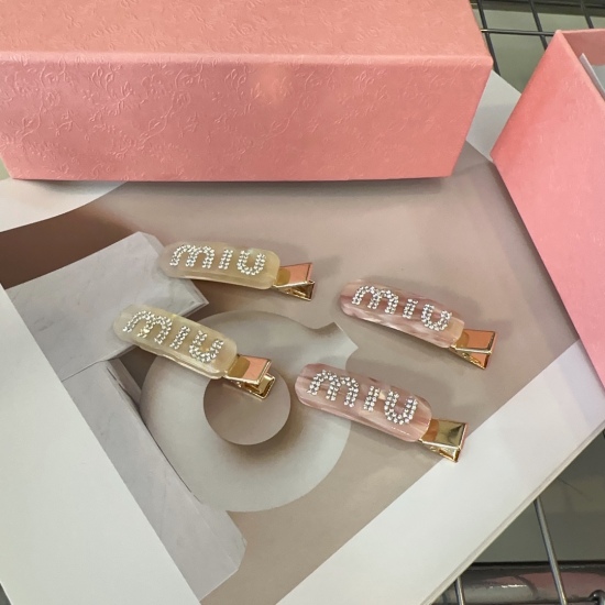 220240401 P 60 comes with a packaging box (pair). The new Miumiu side clip bangs clip comes in a candy color series, simple and elegant, practical and versatile. It's worth buying!