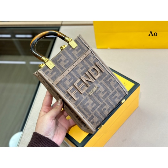 2023.10.26 195 with a folding box looks great, isn't it! Falling in love at a glance ❤️！ Fendi mini tote shopping bag, despite its small size, has a large capacity! Powder, lipstick, tissue, key! No problem at all! The bag is all leather, so the texture i