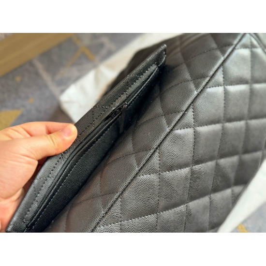 285 unboxed size: 40 * 26cm Xiaoxiangjia CF denim airport bag! The feeling of being naturally lazy and relaxed! It's really super large! Too trendy and cool, this size! This stylish and easy to carry medieval bag!!!