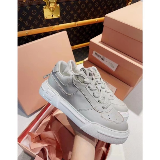 2024.01.05 270 miu23 Spring/Summer New Fashion: When it comes to dirty shoes, you will definitely think of G family, but now there is another option, which is the white dirty shoes newly launched by Miu this season. There are two types in total, one is br