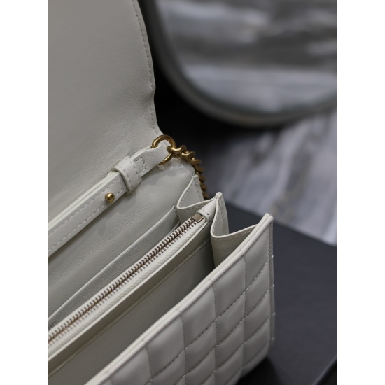 20231128 Batch: 610CASSANDRE_ Chain bag is a super practical small bag, made of Italian imported original lamb skin, with full leather inside and outside. Paired with square grid stitching and meticulously handcrafted, the classic metal logo showcases ind