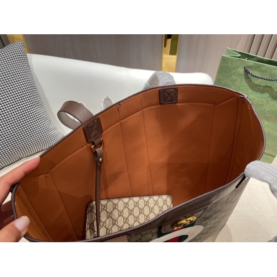 On October 3, 2023, the P195 Gucci Cool Shopping Bag Tote Bag is super atmospheric, beautiful, and can hold perfect details. The original hardware version is really classic. Your popular style looks great on the back, and the quality is super B. Imported 