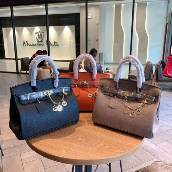 On October 29, 2023, the P210 Hermes Hermes 30 has the highest recent appearance rate in the entertainment industry and is an eternal classic of the H family Herm è s classic platinum bag is easy to mix and match, no matter how you wear it, it looks good 