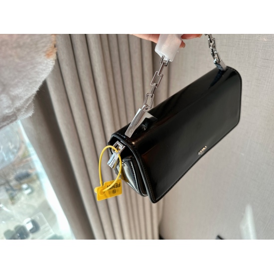 2023.10.26 255 box size: 23 * 11cm Fendi 23ss new product! Can be held in hand! Portable! Can be cross slung! Can be paired all year round