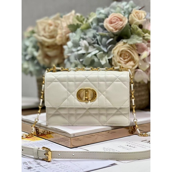 20231126 930 [Dior] New MISS CARO handbag, this Miss Caro handbag is a new product in the 2023 autumn ready to wear collection, enriching the Dior Caro collection and showcasing a fashionable and elegant style. It is elaborately made of imported sheep lea