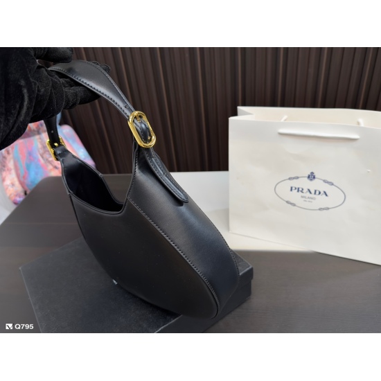 2023.11.06 195 gift box ⚠ Has the Prada underarm bag with a size of 26.18cm been opened yet? Isn't it too beautiful! The shape of the saddle bag is really amazing!