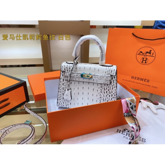 On October 29, 2023, the P200 special counter gift box is a gift of a pony scarf, Hermer Hermes crocodile patterned Kelly. Many celebrities wear the same style for a hundred years, and it is full of high-end feeling and absolute beauty. The size is 25 18