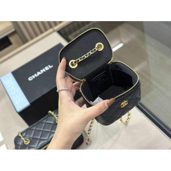 On October 13, 2023, 190 200 comes with a foldable box Size: 11.9cm 17.10cm Chanel Mouth Red Envelope Box Bag Small, Cute, High Quality! Very advanced!