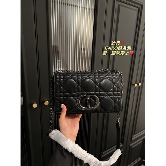 2023.10.07 P250 ⚠️ The size 25.14 Dior Caro chain bag has a super large rattan pattern that is truly elegant and luxurious!! I fell in love at first sight! And the soft cowhide is really comfortable and comfortable. This Dior Caro handbag combines eleganc
