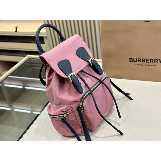 2023.11.17 225 size: 28 * 33cm Burberry backpack made of waterproof nylon material paired with cowhide! Ultra light and convenient! The hardware is very shiny ✨ My favorite thing is the soft and comfortable metal chain at the bottom of the strap!