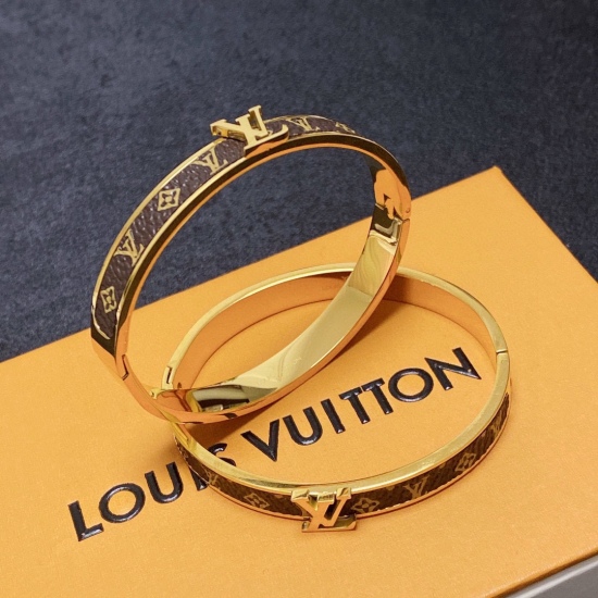 2023.07.11  New Product 2023 New Original Order High Version Leather Grain LV Bracelet Louis Vuitton Cabinets Consistent Material Popular Shipping Design Unique Retro Vanguard. Since its launch, the precision edition of bracelets has been deeply loved by 