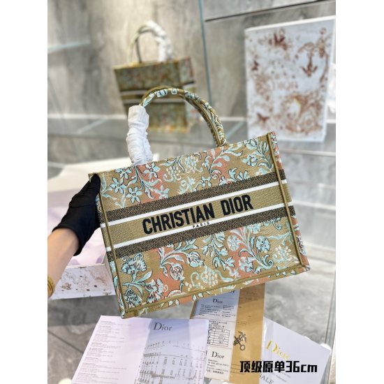 On October 7, 2023, p315 is a top tier original order with a medium size of 36cm, full of artistic atmosphere. O Dior Tote Dream Sky Collection DIOR CIEL DE REVE Dream Sky # 22Fall, a new autumn style with dreamy multi-color pattern embroidery. Inspired b