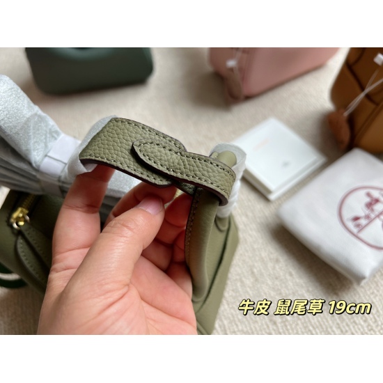 2023.10.29 22ss New Color Q1 Sage Green 270 with Full Package Size: 19 * 13cm ⚠️ Head layer cowhide! H mini Lindy: Cross arm handle! A safe and cute little one!