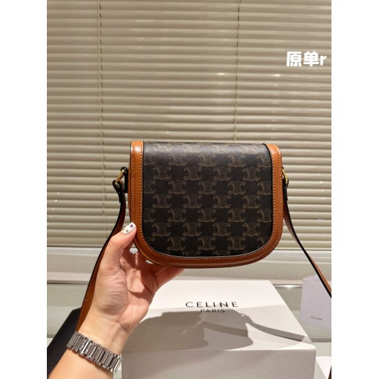 2023.10.30 P220 box size: 19 * 16cm Celine Arc de Triomphe saddle bag Besace is very high-end! Very advanced! New products are not allowed, you don't know! CELINE Old Flower Beauty has always been online