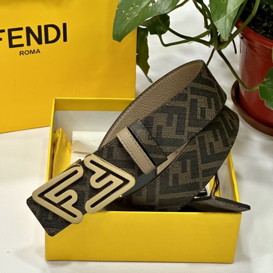 FENDI (Fendi) counter with the same double loop front and back, with a belt and FF button buckle. Brown Cuoio Romano leather material on the back fabric with tobacco yellow and black FF patterns, black enamel metal finish, fashionable, classic, and versat