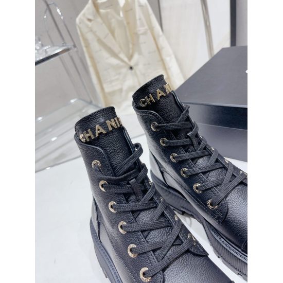 2023.11.19 Factory price 320Chanel Xiaoxiang Autumn and Winter New Thick Sole Martin Boots! This style is too much to resist the luxury and gorgeous fragrance that girls must pay for, and the ankle strap design is easy to wear and take off. Upper with lyc