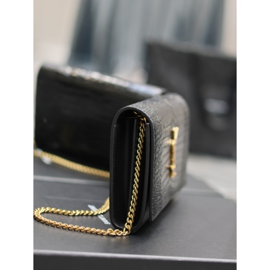 20231128 Batch: 610CASSANDRE_ Chain bag is a super practical small bag made of Italian imported original crocodile grain cowhide, with full leather inside and outside. The classic metal logo showcases individuality, and the flip design ensures safety duri