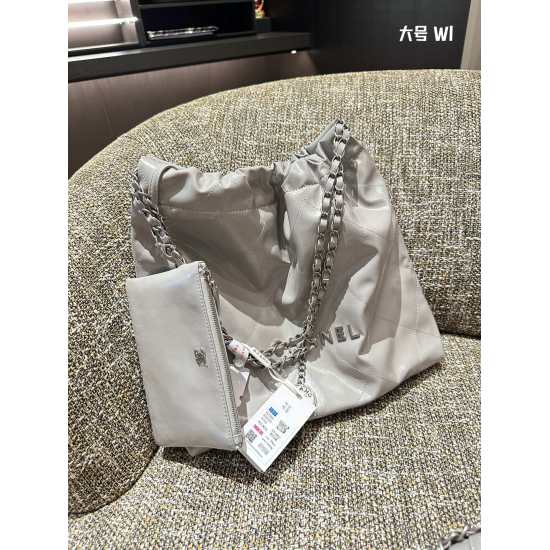 On October 13, 2023, Xiaoxiang Garbage Bag P240p245 Size: Large 38, Medium 35cm, Key Draw!! Whether you are a tall woman with a height of 170cm+or a cute girl with a height of 160cm+, the medium size is both practical and casual, with a versatile size tha