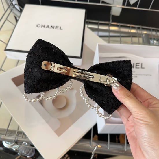 220240401 P 55 comes with packaging box Chanel's latest small fragrance spring top clip, lace paired with small pearls, fashionable and trendy! A socialite with a charming demeanor, a must-have for little fairies