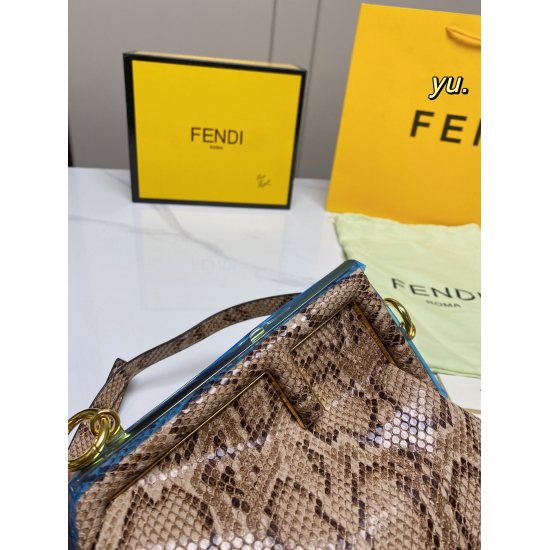 2023.10.26 P190 (Folding Box) size: 2215Fendi First Autumn/Winter New ☁️ The Yunduo bag has a soft body, a wide shape, and is simple and atmospheric. It is equipped with shoulder straps, making it easy to handle and more casual