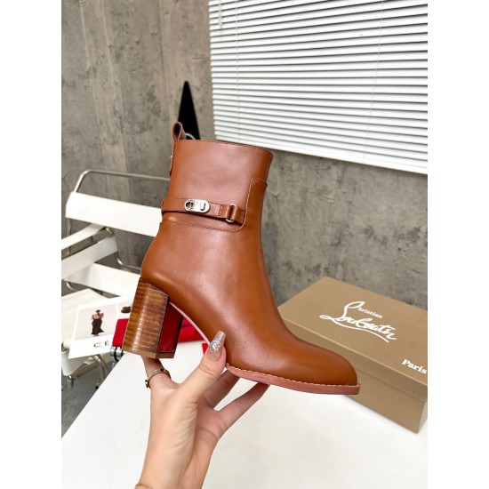 20240403 P335 yuan: Christian Louboutin (CL) will launch a new heavyweight thick heeled boots in 2023, made of shiny calf leather material. Side eye-catching embellishment with gold-plated Christian Louboutin (CL) logo design, with a height of 6 inches (1