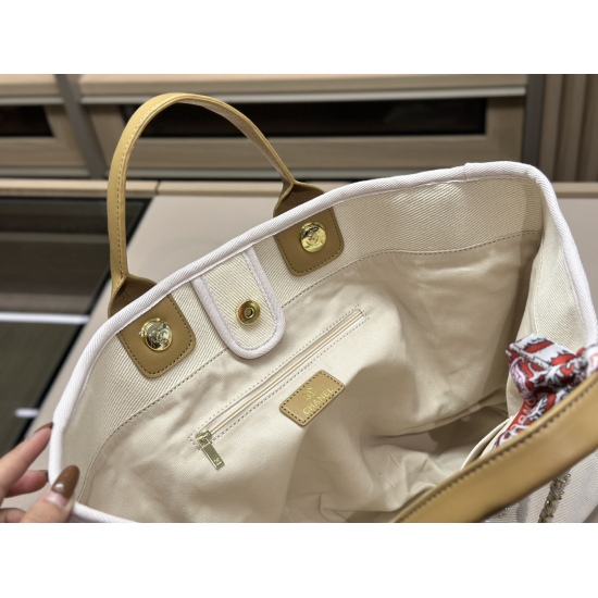 2023.10.13 215 210 Size: 38 * 30cm (large) 33 * 25cm (small) Is there a vacation arrangement! Chanel Pearl Beach Bag: Arrangement! Arrange! The beach bag released this year is really beautiful! Very dirt resistant and durable!