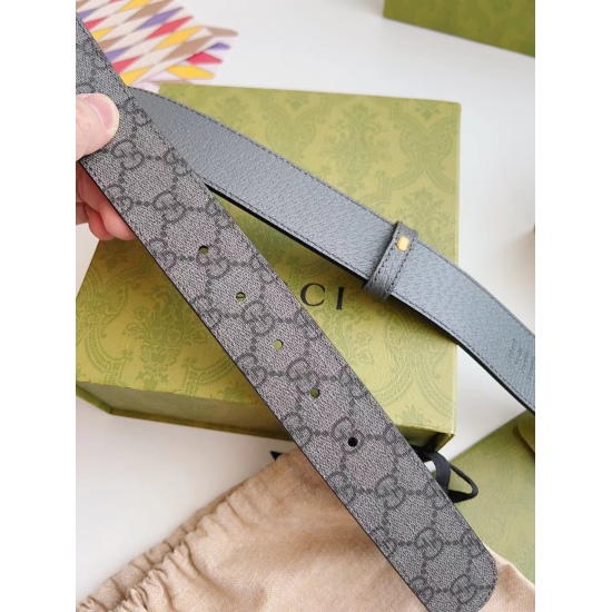 On December 14, 2023, the latest Gucci counter features a double-sided design featuring gray canvas leather paired with gray pig grain leather. Width 3.8cm Rotating Double G Buckle