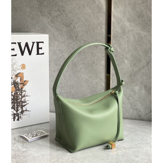 20240325 P810 ❤️ In stock! The Cubi full leather lunch box bag, Napa Napa cowhide, is more minimalist and elegant than the jacquard full leather, and the new color scheme is also incredibly cute ✋ There is a little love in the hardware on the drawstring, 