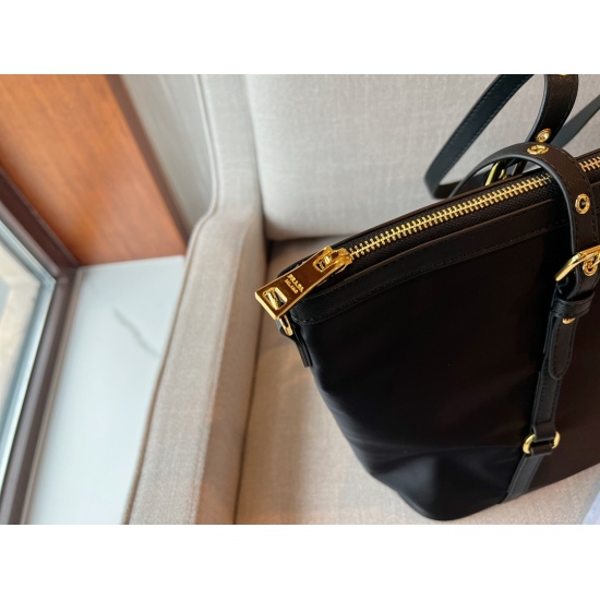 2023.11.06 200 No Box Size: 35 * 28cm Prada Classic Shopping Bag:! Big and convenient enough! As an entry-level prada shopping bag, it is indeed a practical and durable model, lightweight, comfortable and practical!