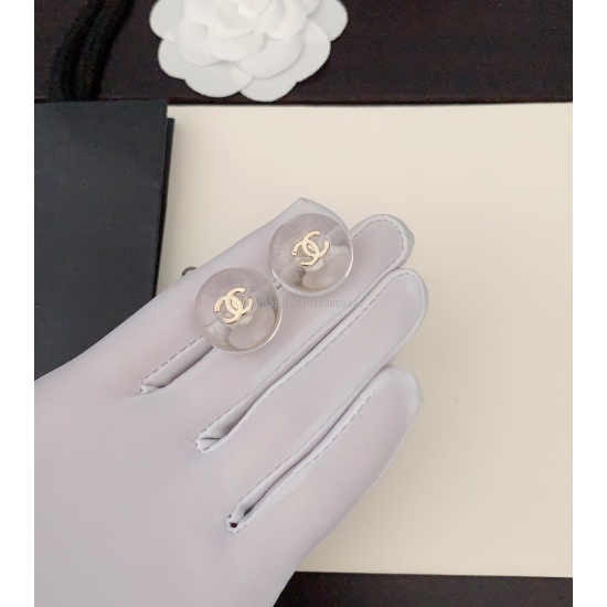 2023.07.23 ch * nel's latest transparent white round earrings are made of consistent Z brass material