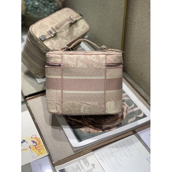 20231126 660 [Dior] The latest embroidered makeup bag, at first glance, falls into a trap. The round body is too pleasing, and the latest embroidery design pattern is both retro and fashionable. With exquisite embroidery technology, it perfectly presents 