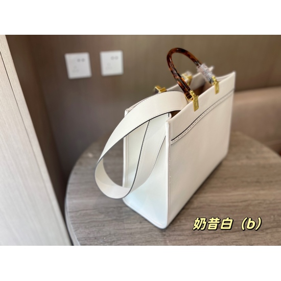2023.10.26 215 115size: 35 * 30cm (large) 13 * 18.5cm (small) F Home Fendi peekabo Shopping Bag: Classic tote design! But the biggest feature of this one is: portable: crossbody!