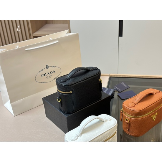 2023.11.06 195 box size: 20.13cm Prada popular internet celebrity with the same box bag Prada new favorite