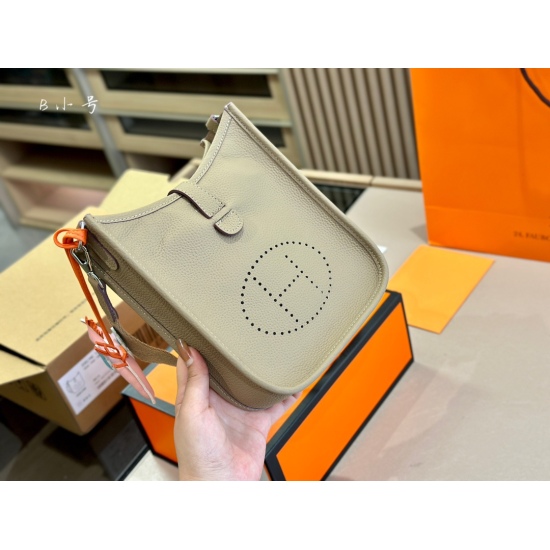 2023.10.29 230 Folding Box Aircraft Box Size: 18 * 21cm Evelyn Mini Exclusive Customized Version Hermes Imported Leather Embroidery ✔️ Not a regular version on the market, absolute cost-effectiveness, super high, compact, lightweight, and sufficient capac