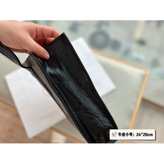 2023.11.06 280 cowhide box less small size 290 cowhide box less large size: 24 * 28cm (small size) 30 * 35cm (large size) prad tote score (shopping bag) The leather material is thick, very textured, and truly practical!!