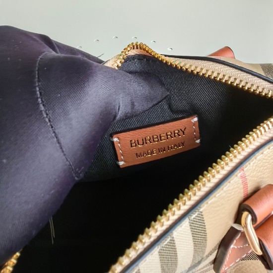 2024.03.09p570 Burberry stand up design, decorated with Bur plaid, paired with leather wrapped padlocks and luggage tags. Size: 18.5 x 11 x 12cm