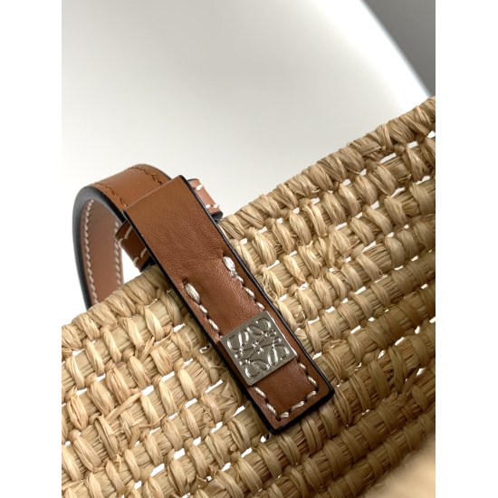 20240325 P820 L ⊚℮℮ w ℮ is a traditional square grass woven vegetable basket made of imported Lafite grass, fully handcrafted, with exquisite cow leather straps and Anagram embossed cow leather patches* Carrying on the shoulder or by hand, it is a must-ha