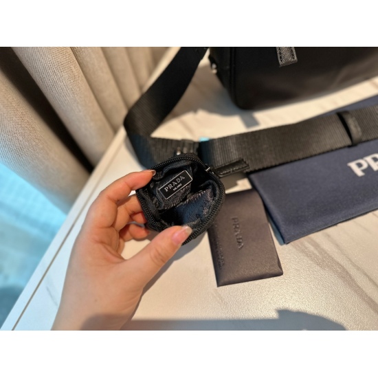 2023.09.03 185 box size: 23 * 16cm Prad crossbody bag camera bag is always cool enough to make people believe it! Not only does it have practical appearance online, but it has never fallen into the category of men and women who can carry a neutral style. 