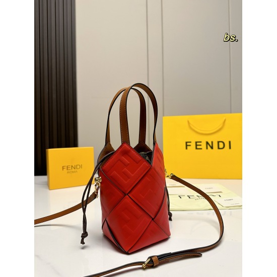2023.10.26 P165 (with box) size: 1020FENDI Spring/Summer New Water Bucket Bag Two Piece Set Decorated with Fendi Logo Embossed Embossing Technology, Inside Paired with Old Flower Inner Tank, Equipped with Long Shoulder Strap: Single Shoulder Back or Cross