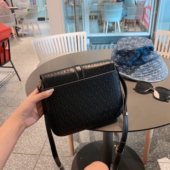 2023.10.18 P190 Gift Box YSL ♥️ Saint Laurent's new embossed crossbody bag counter has long become the favorite of celebrities/internet celebrities. This low-key yet super stylish one is said to be a must-have for YSL girls. Elegant and noble, it has beco