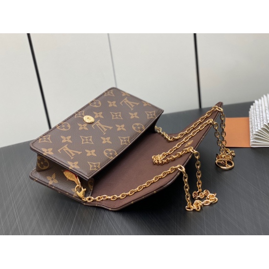 20231125 P480 top-level original order ‼ The all steel hardware Lily wallet on chain is made from Monogram canvas wallet, combining a fashionable rectangular shape with a subtle retro appearance. Its flip cover is adorned with golden decorative panels, ri