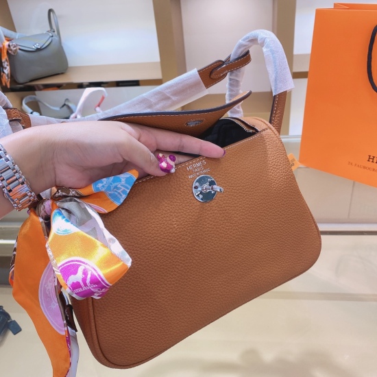 2023.10.29 P180 comes with a scarf Hermes Lindy (Chinese name: Lindy). The Hermes Lindy bag is the most luxurious bag with a more relaxed and elegant side pocket that can store small items, making it very practical ✨ It is said that Bai Fumei likes to col