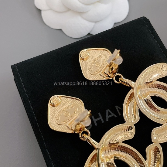2023.07.23 High quality details as shown in the Xiangling shaped hanging double c ear clip, C Vintage series! As Ms. Coco said, 