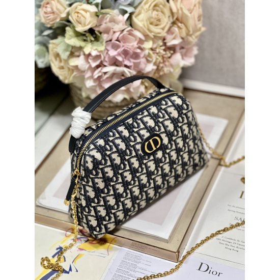20231126 Large 710 [Dior] New 30 MONTAIGNE D-COSY handbag, this D-COSY handbag is a summer 2023 new product, with a practical and elegant design that enhances the style of the 30 Montaigne series. Crafted with blue Oblique printed fabric, with a spacious 