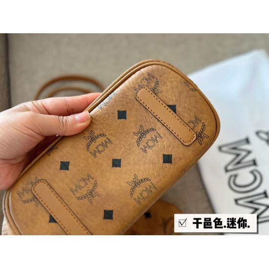 2023.09.03 195 box size: 22 * 20cm Share a super beautiful mini mother bag MCM mother bag is very lightweight, about the size of a vegetable basket, and can also be carried under the armpit. Come and plant grass. Search: MC shopping bag