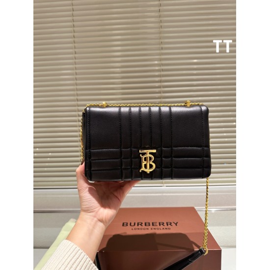 On November 17, 2023, P205BURBERRY Lola Quilted Leather Small Roana Bag Burberry's soft and upright quilted fashion show 