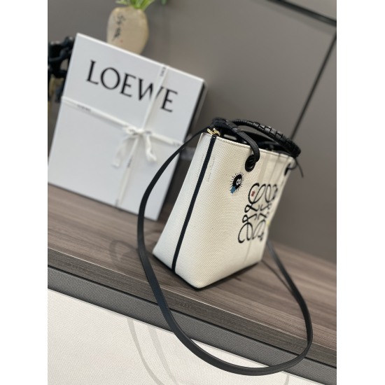 20240325 Original Order 950 Special Grade 1070 New Qianyuan Qianxun Co branded Loewe Series Amazona Mini New Edition: Embroidered and printed Tote tote bag can be paired with longer leather top handles or shorter hand woven handles. This small size is mad