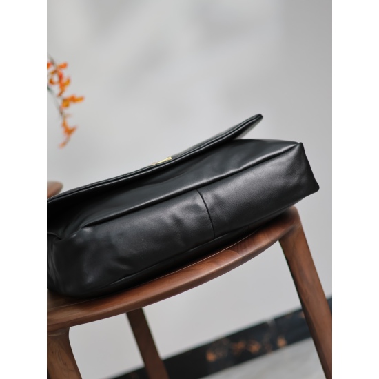 20231128 Batch: 1080JAMIE_ The new black sheepskin bag really hits my heart, who knows? Imported Italian sheepskin, the entire bag is designed with a classic retro vintage style, breaking elements and looking very stylish without going out of style. The b